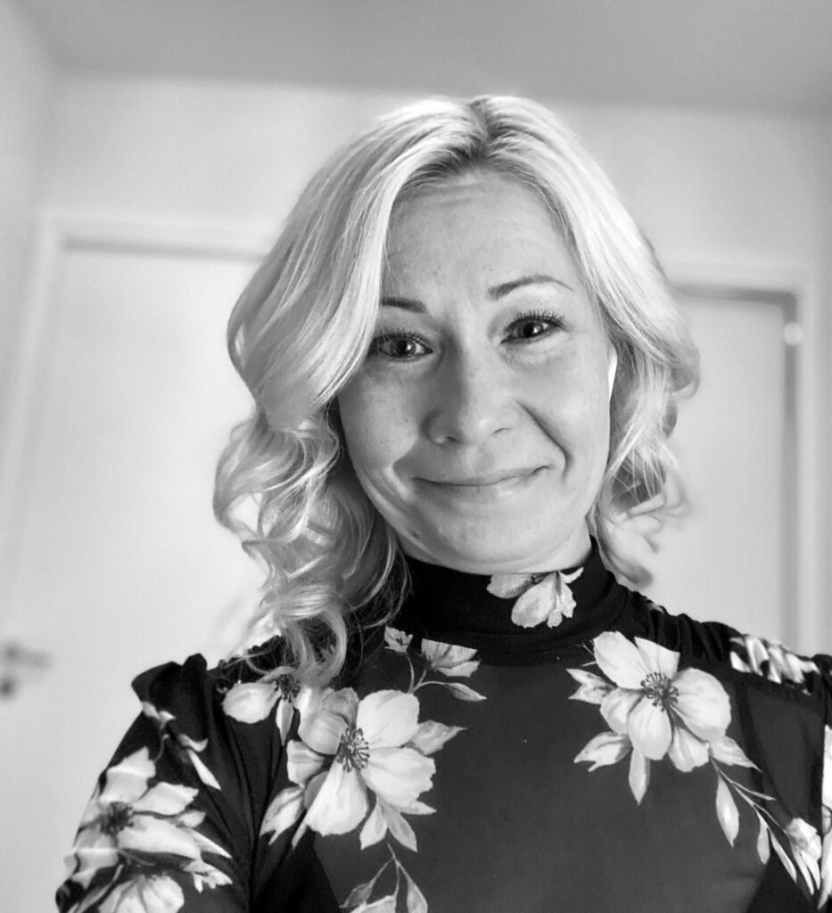 Satu Leikas smiling in a casual selfie, showcasing a friendly and approachable professional